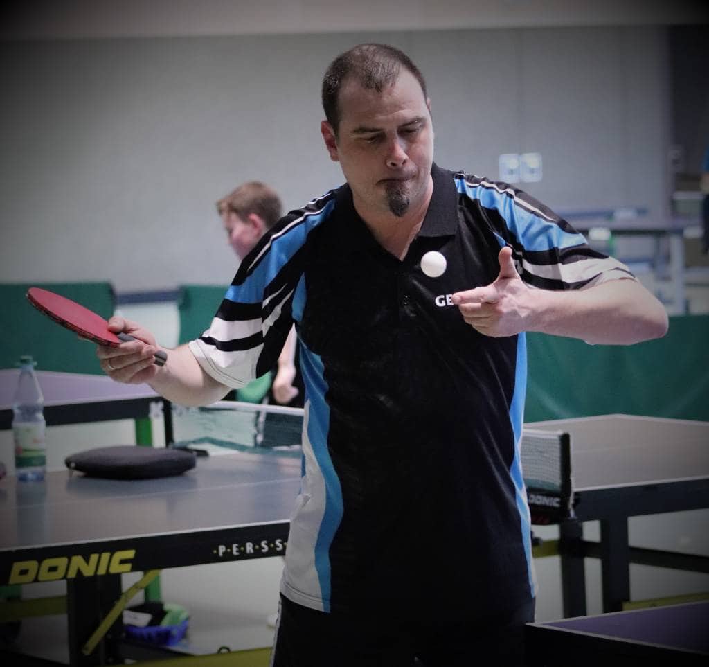 2. Hochwertiger Tischtennisspieler beim Match, fokussiert beim Aufschlag im Vereinsheim, Profiausrüstung, Tischtennis, PING PONG, Indoor-Sport, CK-Tischtennis.