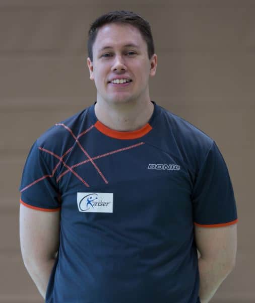 Attraktives Bild eines Tischtennisspielers in Vereinskleidung beim Training oder Wettkampf, ideal für CK-Tischtennis Webseite.
