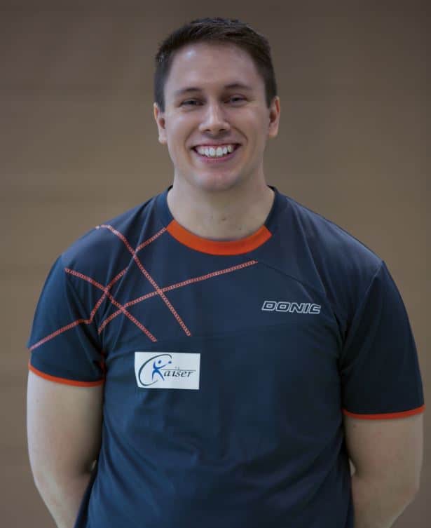 Motivierter tischtennisspieler in sportlicher uniform beim training beim ck-tischtennis in deutschland.