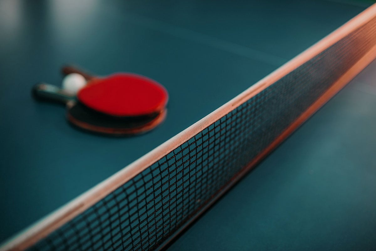 Beste Tischtennisplatte mit Schlägern und Ball, ideal für Training und Wettkämpfe, hochwertige Ausrüstung von CK-Tischtennis in Deutschland.