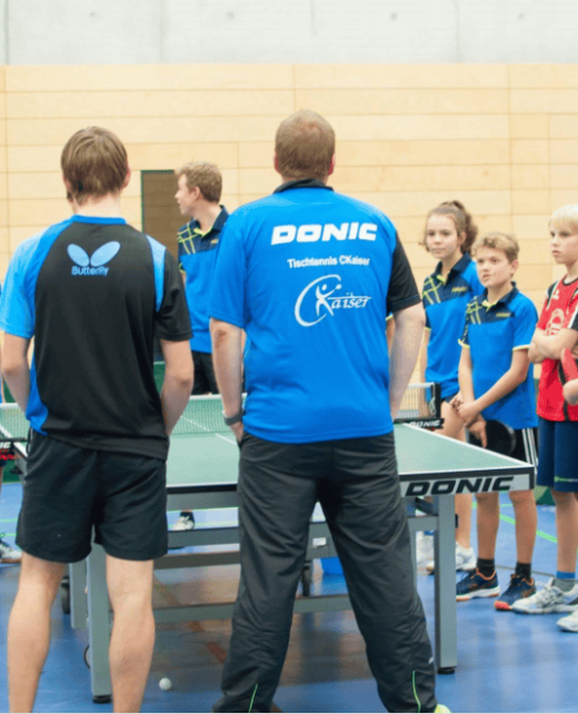 Vereinstraining Schiedsrichter beim Tischtennistraining, Kinder und Jugendliche beim Tischtennis in der Turnhalle, sportliche Atmosphäre, wichtig für Nachwuchsförderung im Tischtennis, CK-Tischtennis.